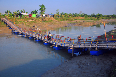 JEMBATAN APUNG BERBAYAR PENGHUBUNG KABUPATEN DI JATENG