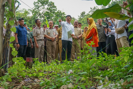 MENTERI ATR/BPN SERAHKAN SERTIFIKAT TANAH DI KABUPATEN PEKALONGAN