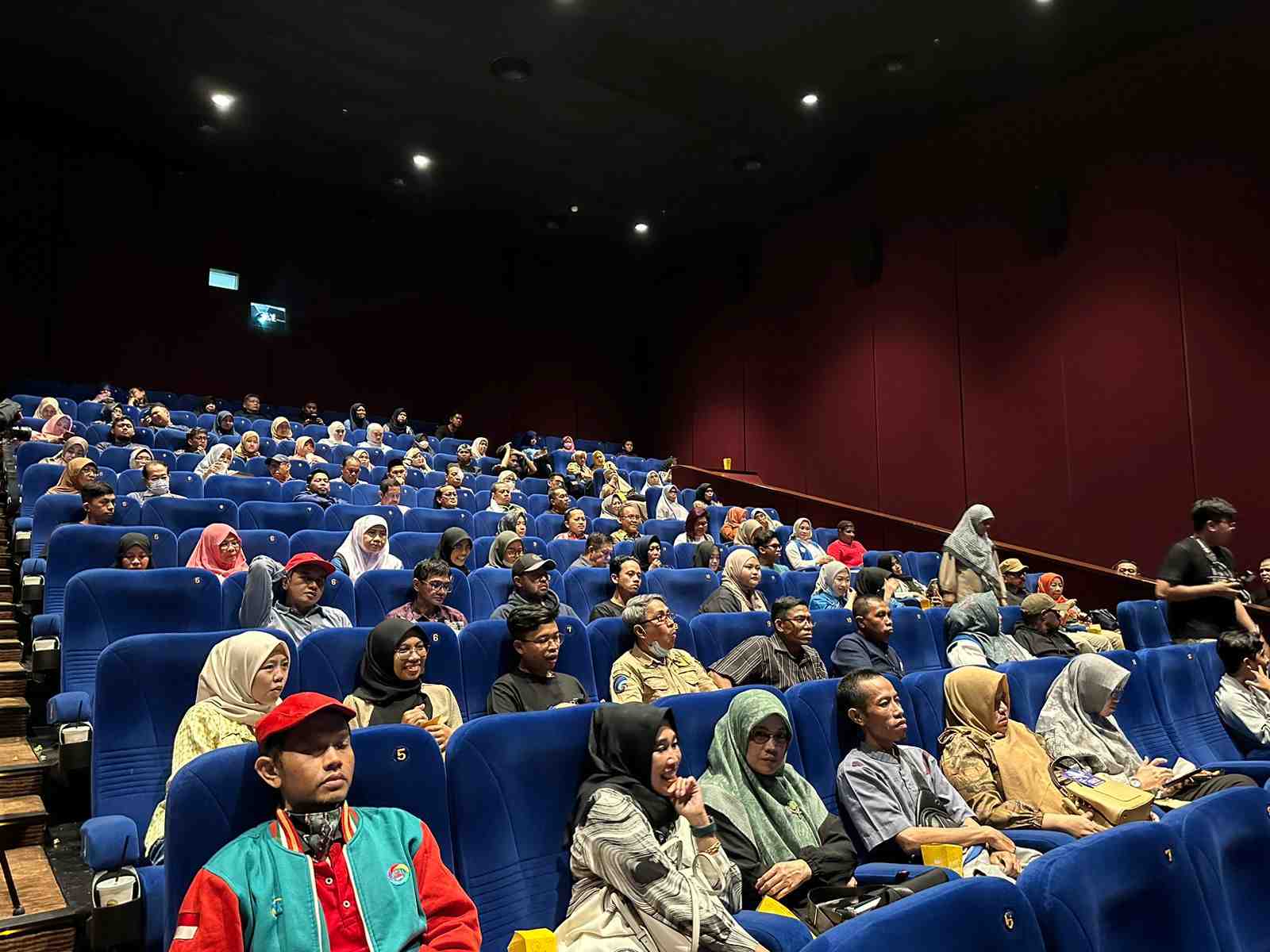 NONTON BERSAMA INVISIBLE HOPES