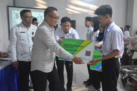 SERAHKAN KARTU PESERTA BPJS KETENAGAKERJAAN