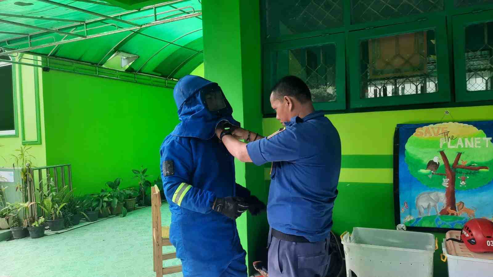 BANTU PASANG ALAT PELINDUNG DIRI