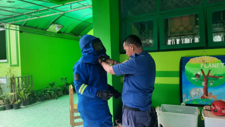 BANTU PASANG ALAT PELINDUNG DIRI