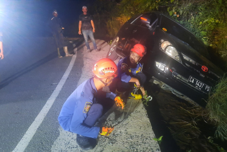 EVAKUASI MOBIL TERPEROSOK