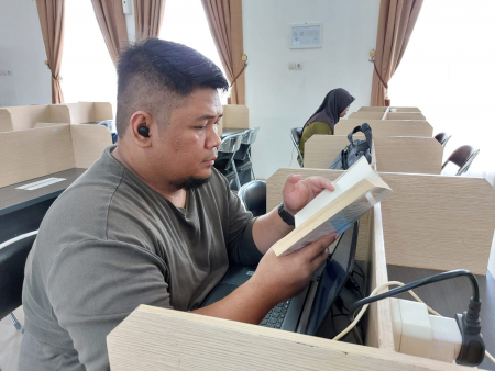 MEMBACA BUKU