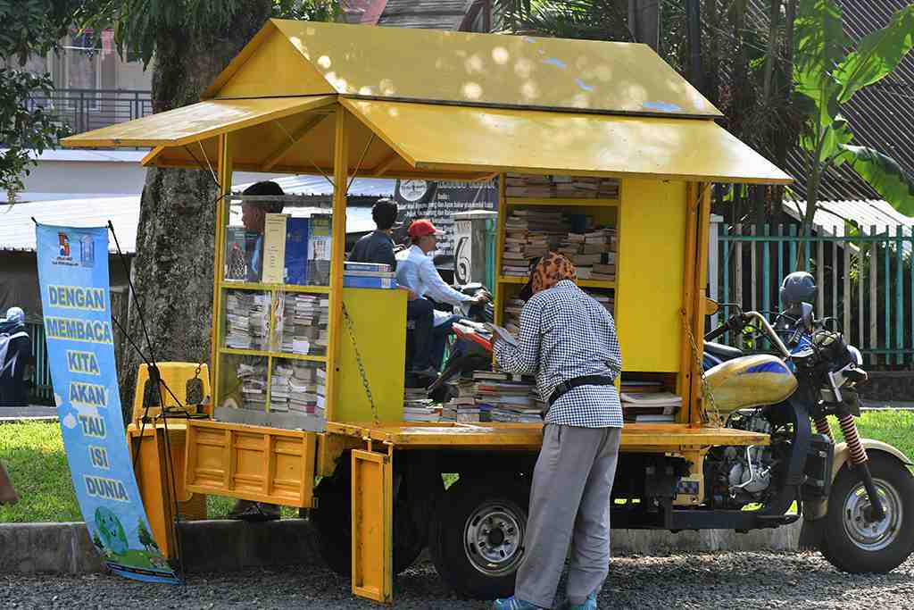 PERPUSTAKAAN KELILING DARI BEKAS SEPEDA MOTOR SAMPAH