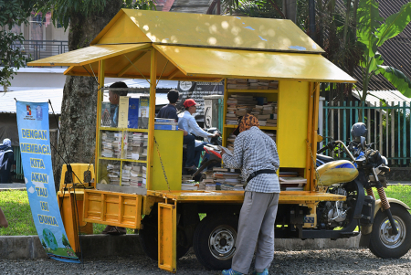 PERPUSTAKAAN KELILING DARI BEKAS SEPEDA MOTOR SAMPAH