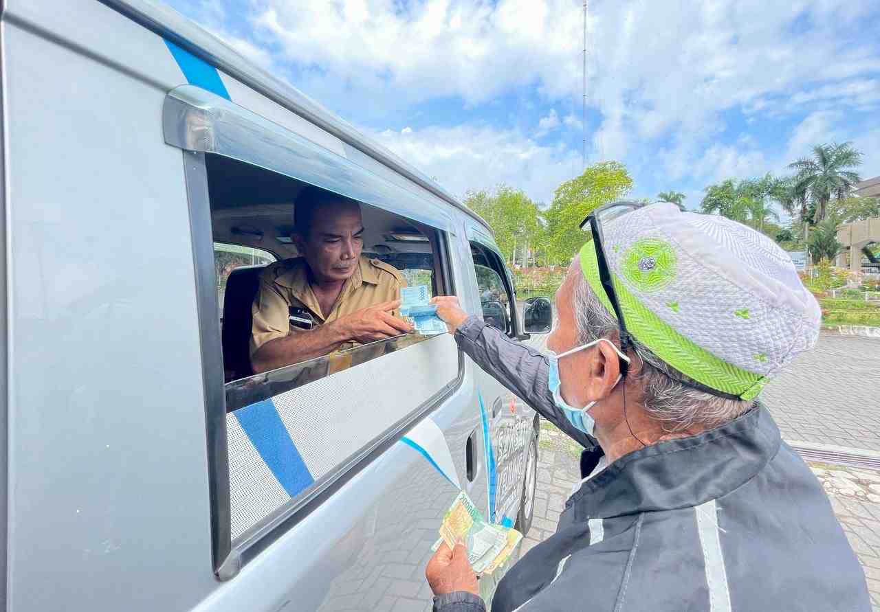 LAYANI WARGA BAYAR PAJAK