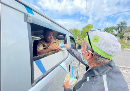 LAYANI WARGA BAYAR PAJAK