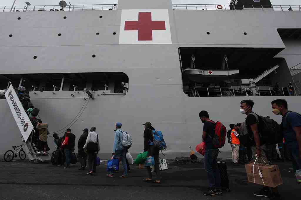 BANTUAN TRANSPORTASI LAUT KE PULAU BAWEAN
