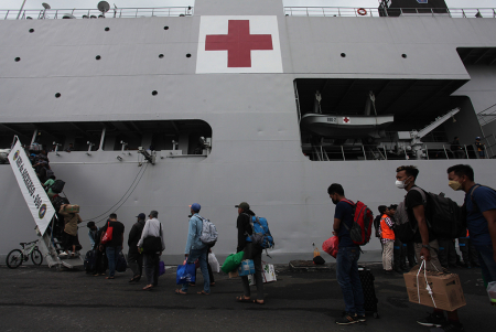 BANTUAN TRANSPORTASI LAUT KE PULAU BAWEAN