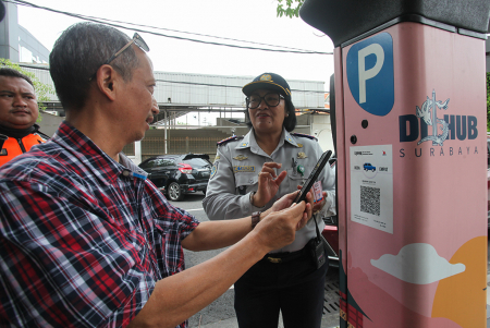 PEMBAYARAN PARKIR SECARA NONTUNAI DI SURABAYA