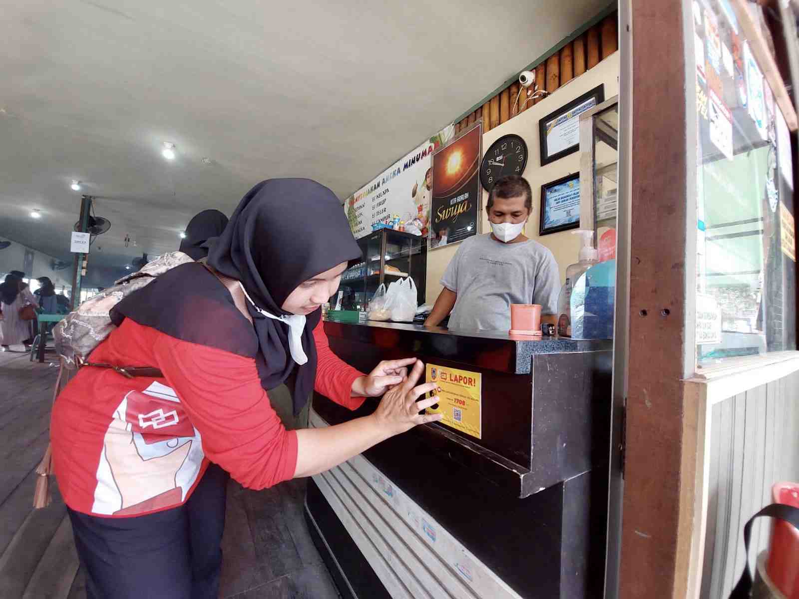 TEMPEL STIKER LAPOR! PAMAN