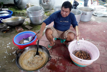SIAPKAN KONSUMSI KORBAN BANJIR