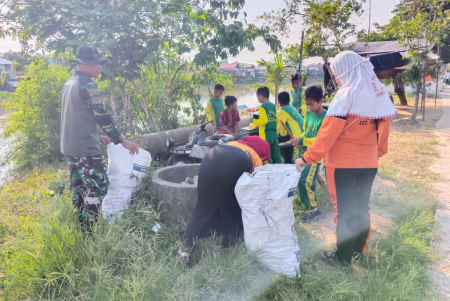 AKSI PUNGUT SAMPAH PLASTIK