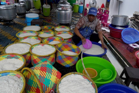 BERAS UNTUK KONSUMSI KORBAN BANJIR