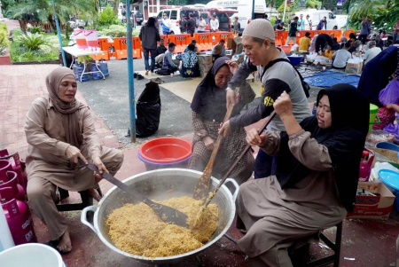 ADUK NASI UNTUK KORBAN BANJIR