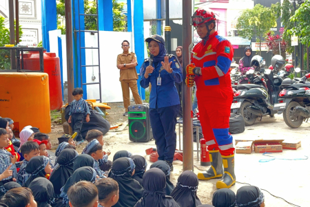 EDUKASI PROFESI PEMADAM KEBAKARAN