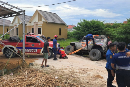 EVAKUASI MOBIL TERPEROSOK