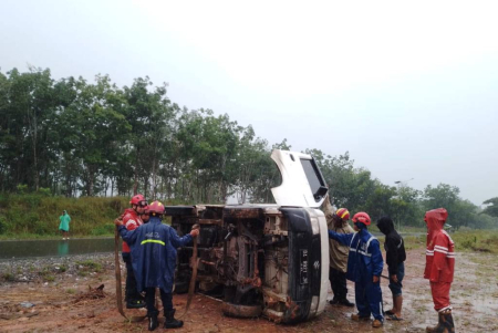 EVAKUASI MOBIL TERGULING