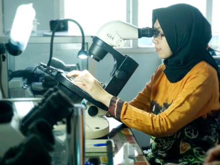 UJI LAB KUALITAS BATU MULIA