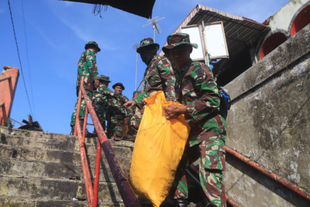 ANGKUT SAMPAH SISA KEBAKARAN