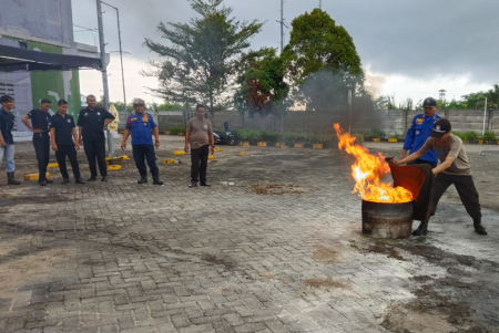 PRAKTIK PADAMKAN API