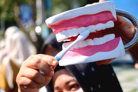 PRAKTIK CARA MENGGOSOK GIGI