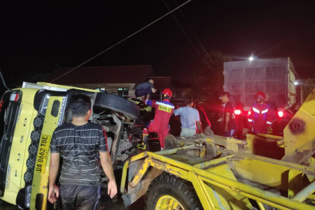 EVAKUASI TRUK TERPEROSOK