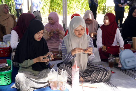 PEMBUATAN KERAJINAN POT BUNGA