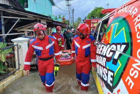 EVAKUASI WARGA TERDAMPAK BANJIR