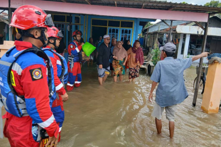 EVAKUASI WARGA HENDAK MELAHIRKAN
