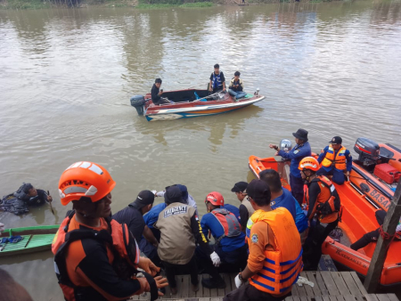 EVAKUASI KORBAN TENGGELAM