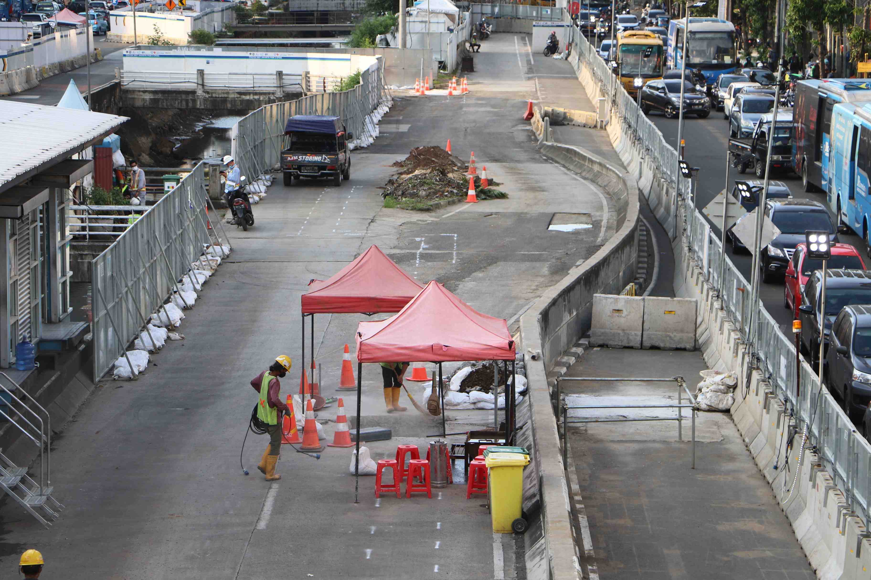 PENUTUPAN SEMENTARA HALTE TRANSJAKARTA HARMONI 