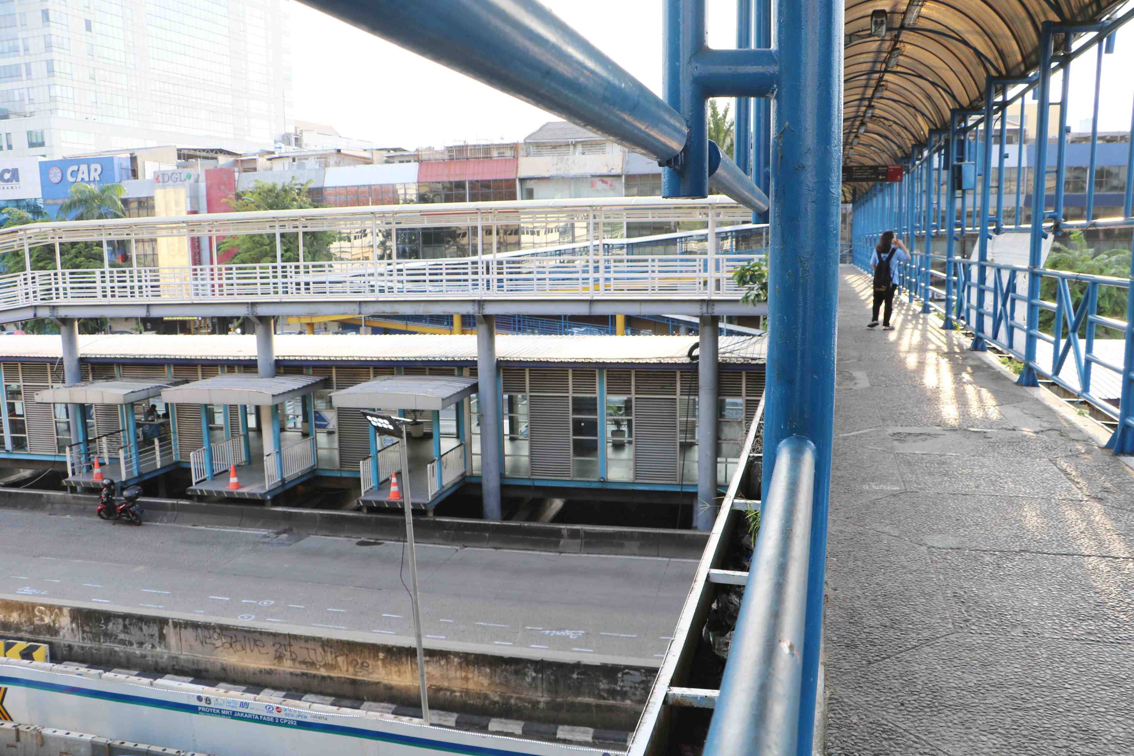 PENUTUPAN SEMENTARA HALTE TRANSJAKARTA HARMONI 