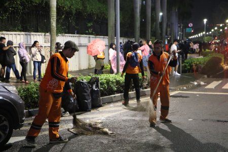 MEMBERSIHKAN KAWASAN BUNDARAN HI 
