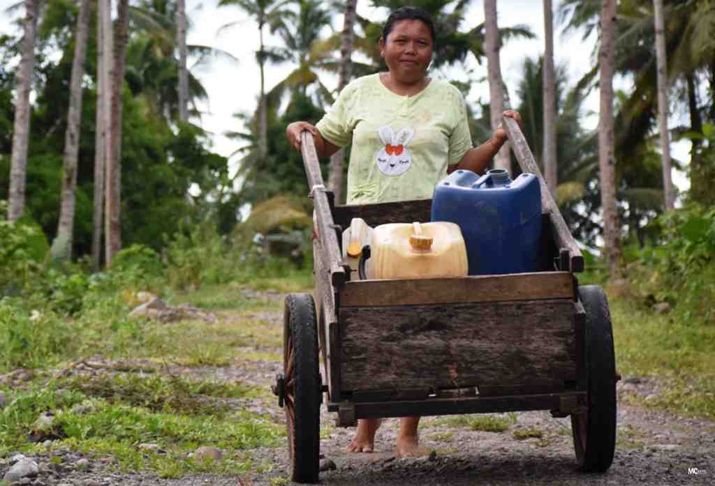 ANGKUT AIR MINUM DARI SUNGAI