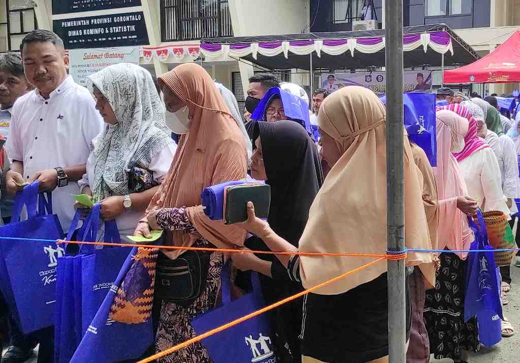 ANTRIAN PASAR MURAH