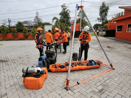 SIAPKAN PERALATAN PENYELAMATAN 