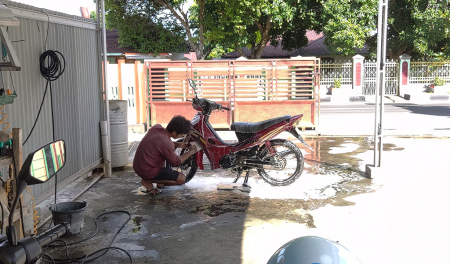 CUCI SEPEDA MOTOR