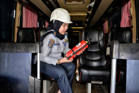 PERIKSA KELENGKAPAN APAR ANGKUTAN HAJI