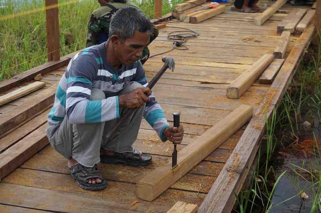 PAHAT BALOK KAYU UNTUK PAGAR JEMBATAN