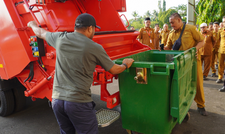 MEMBANTU PENANGANAN SAMPAH