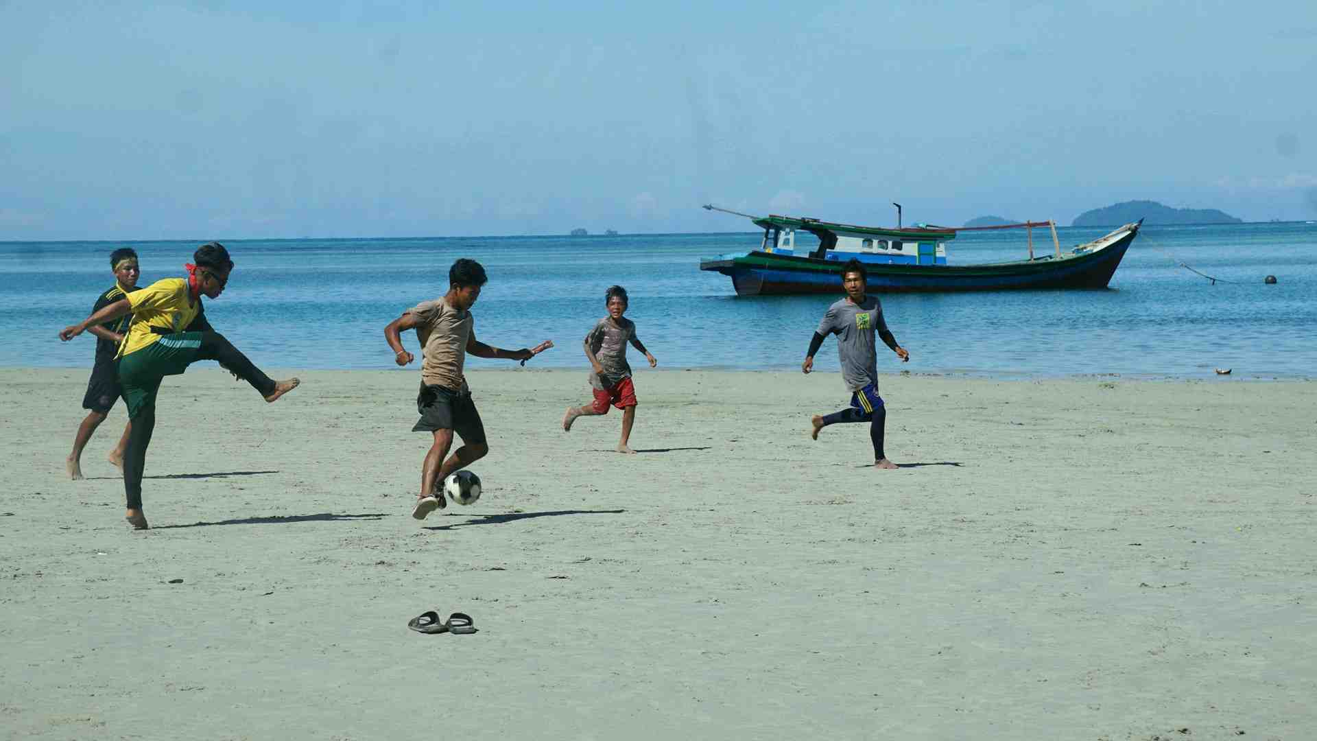 BERMAIN BOLA di PANTAI