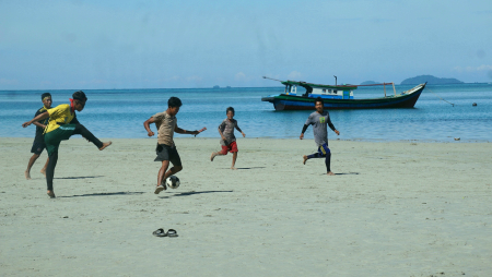 BERMAIN BOLA di PANTAI