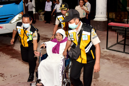 BANTU JEMAAH HAJI LANSIA