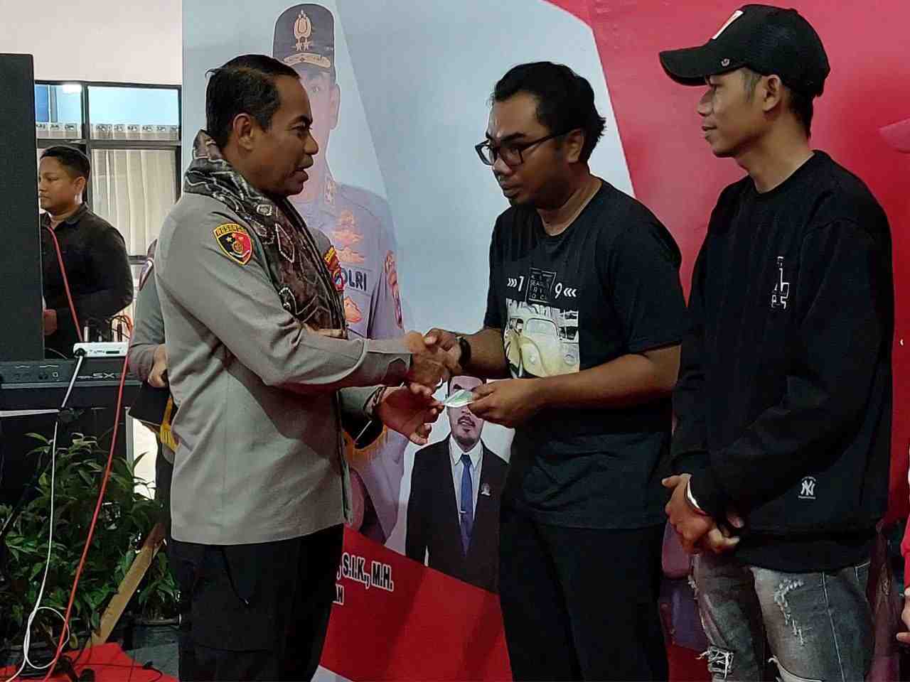 KAPOLDA KALSEL SERAHKAN BANTUAN BPJS KETENAGA KERJAAN