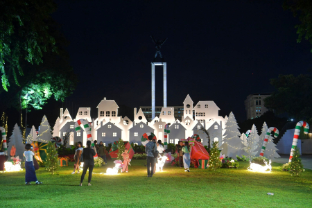 DEKORASAI NATAL DI LAPANGAN BANTENG