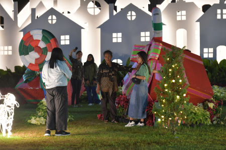 DEKORASAI NATAL DI LAPANGAN BANTENG