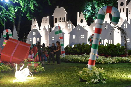 DEKORASAI NATAL DI LAPANGAN BANTENG