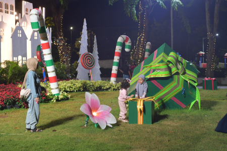 HIASAN POHON NATAL DI LAPANGAN BANTENG